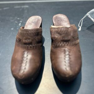 Women’s uggs clogs